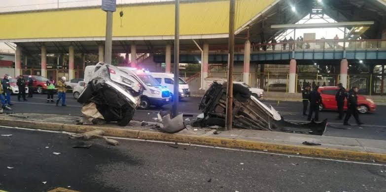 Terrible accidente, carro se parte en dos y mueren los pasajeros